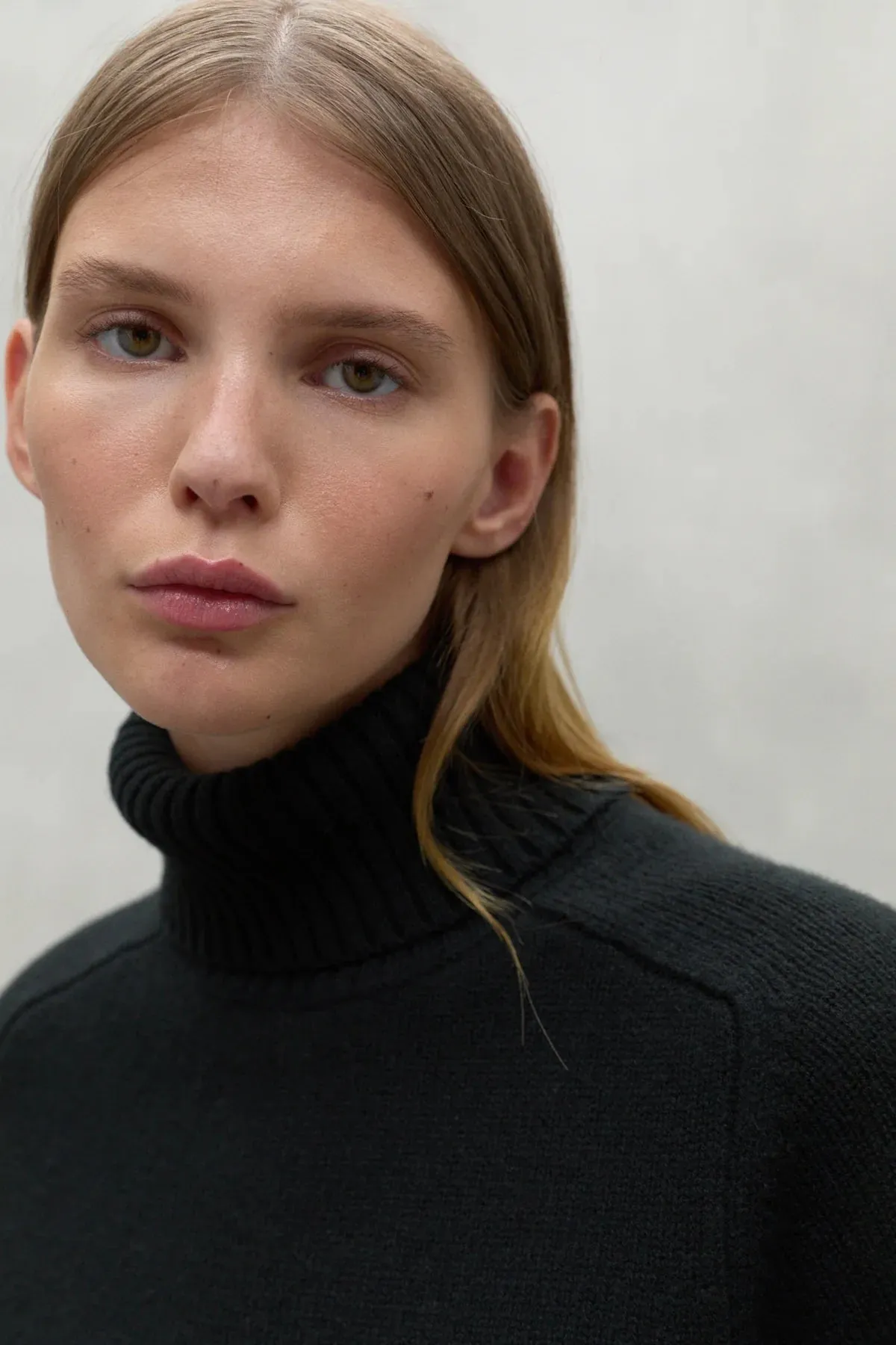 Caqui Black Rollneck Sweater