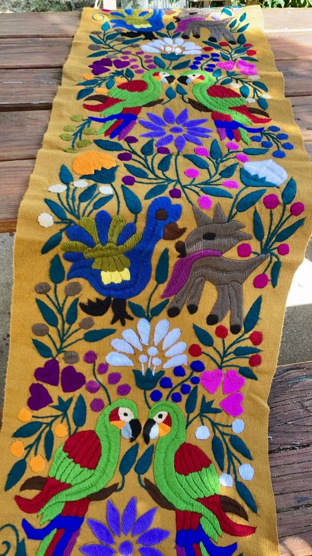 "Bosque" Embroidered Tropical Table Runner